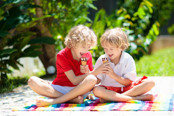 孩子们在花园里吃冰淇淋。夏天的乐趣。图片下载