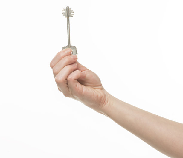 手与钥匙在白色背景隔离图片下载
