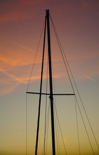 黄昏时分，在一艘没有帆的帆船上施工图片下载