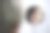 微笑成熟的女人宠爱和应用皮肤护理。图片下载