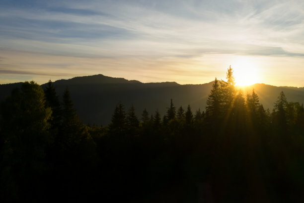日落时美丽的山景。无人机摄影图片下载