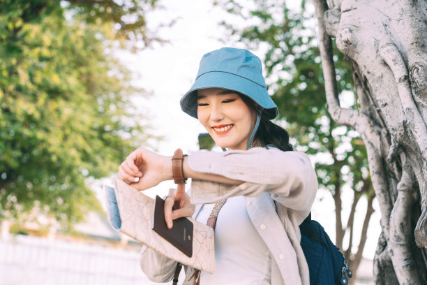 年轻的成年人快乐的微笑亚洲女游客在户外旅行图片下载