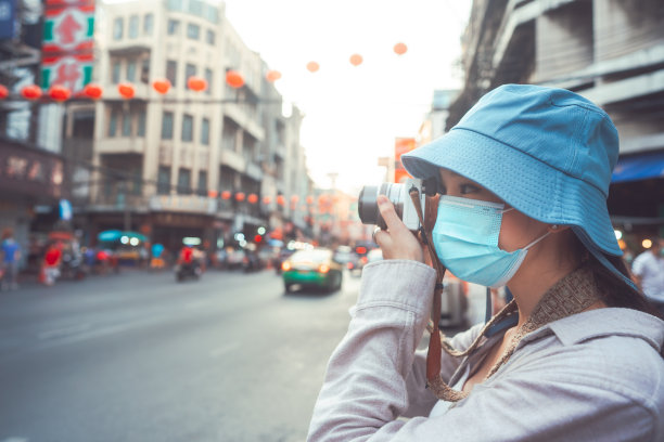 年轻的亚洲女性旅行者背包使用相机摄影在城市图片下载