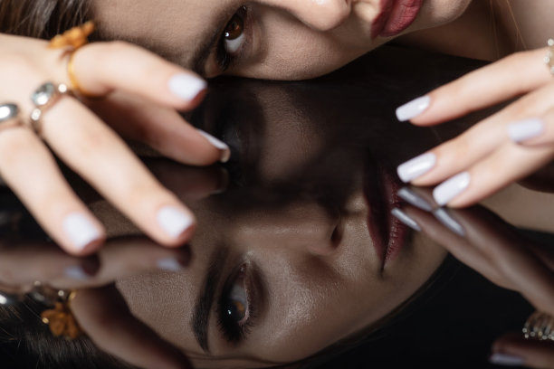 工作室肖像美丽的女人反射在黑暗的表面图片下载