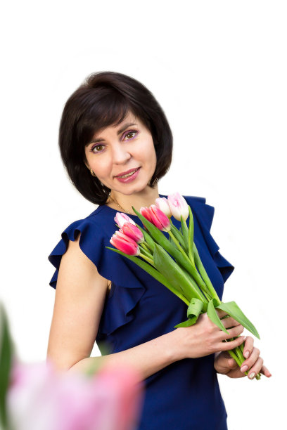 一位年轻的母亲收到了鲜花作为生日礼物图片下载