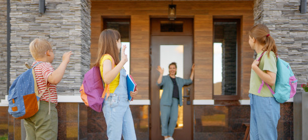 十几岁的孩子们要去上学了图片下载