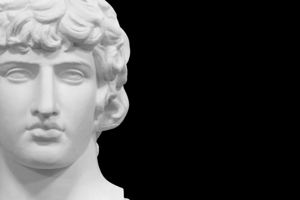 白色石膏男性雕像孤立在黑色背景图片下载