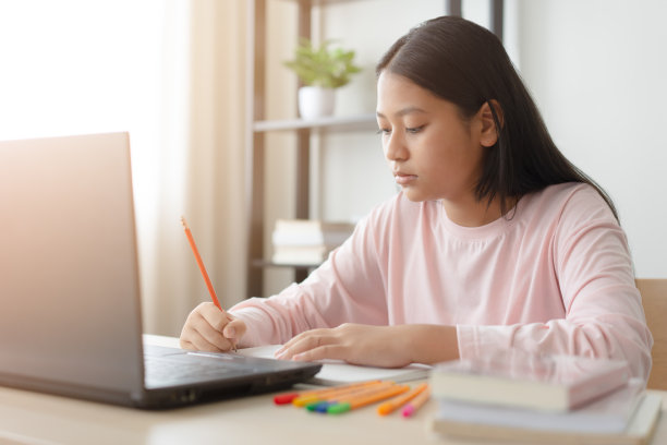 亚洲女学生在笔记本电脑上学习在线课程图片下载