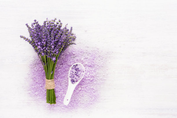 薰衣草芳香浴盐和薰衣草花在白色的木制背景。温泉,护肤概念图片下载