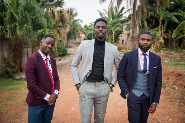 三个非洲年轻人的特写，穿着西式的服装，展望未来图片下载
