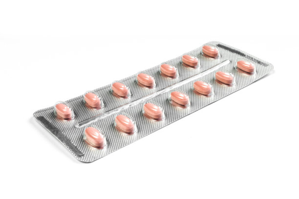白色背景上的红色药片。泡罩包装图片下载