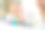 年轻女子的手拿塑料瓶液体自我护理产品图片下载