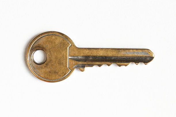 旧的安全钥匙隔离在白色背景。用过或损坏的金属物件图片下载