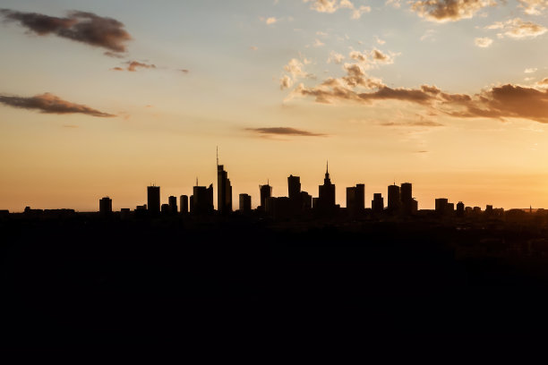 远处地平线上一座大城市摩天大楼的黑色剪影。图片下载