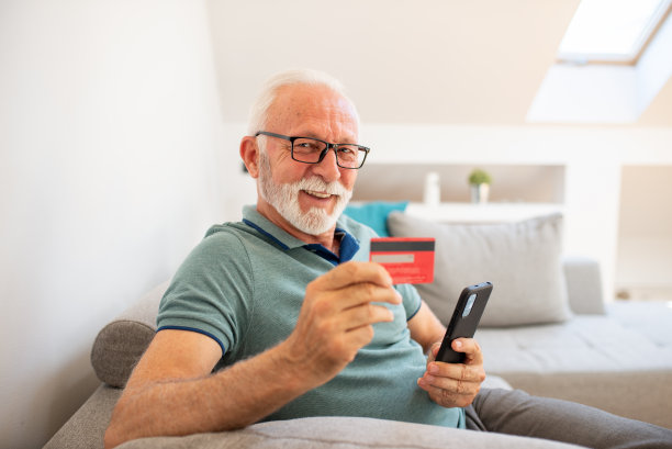 快乐的老人在网上购物图片下载