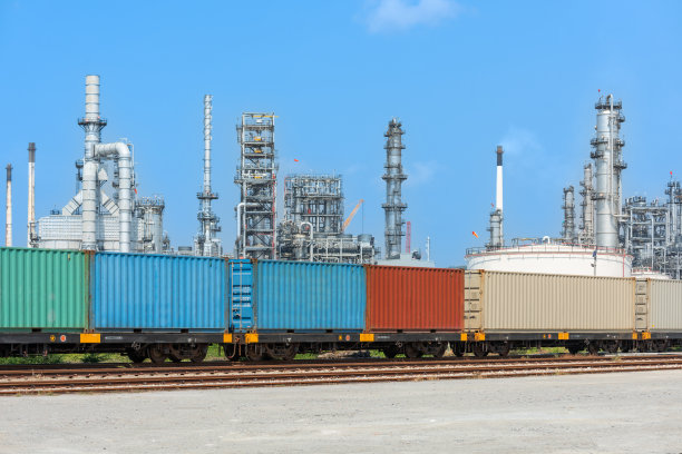 经炼油厂铁路运输至港口的集装箱堆场图片下载