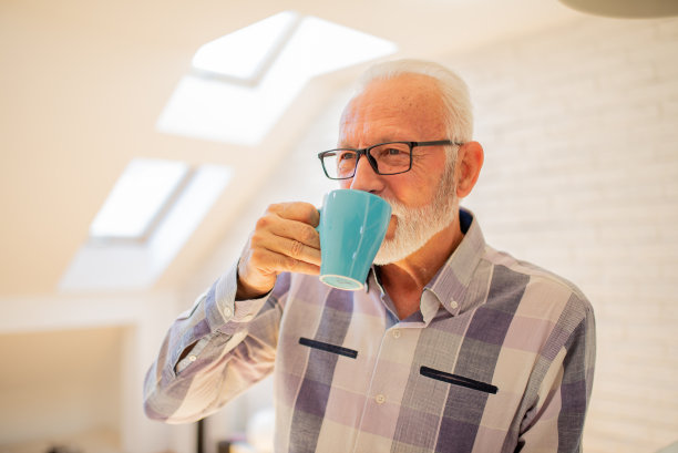 早晨喝咖啡图片下载