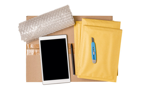 纸箱、智能手机、气泡膜和包装工具概念图图片下载