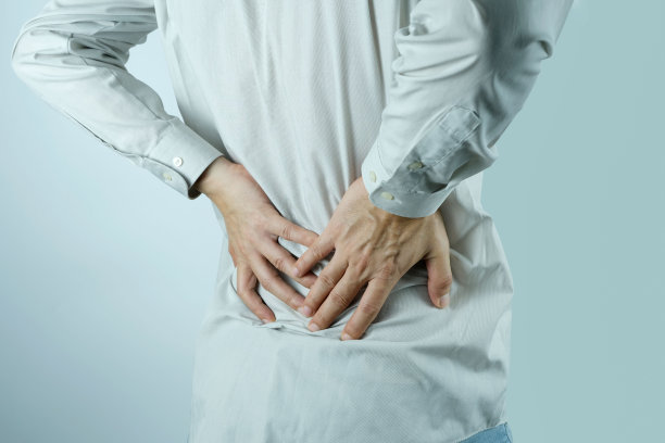 处理腰酸背痛白色背景。。健康的概念图片下载