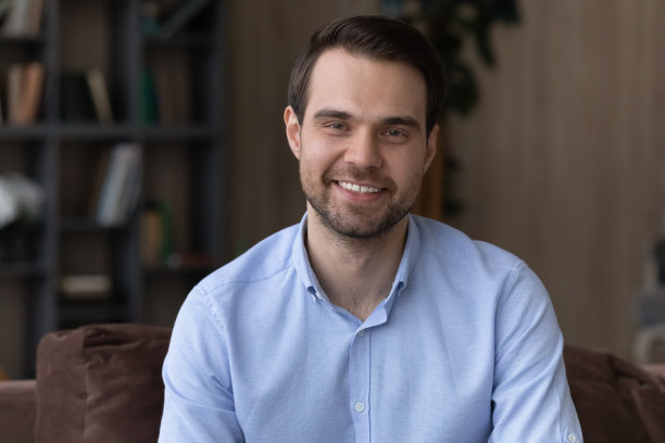 头部拍摄肖像微笑胡子男子看着相机图片下载