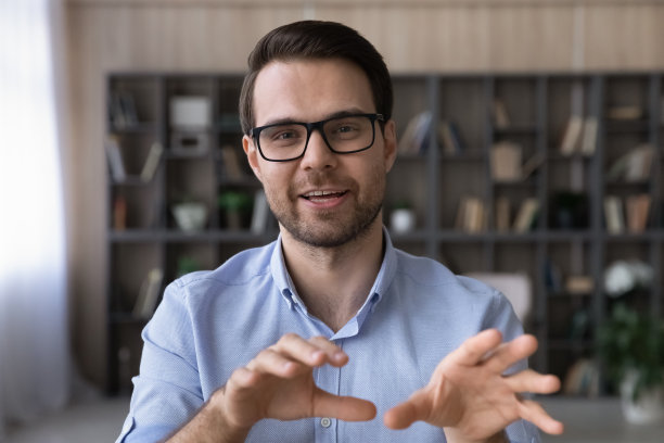 戴着眼镜的商人头像说话，打视频电话图片下载