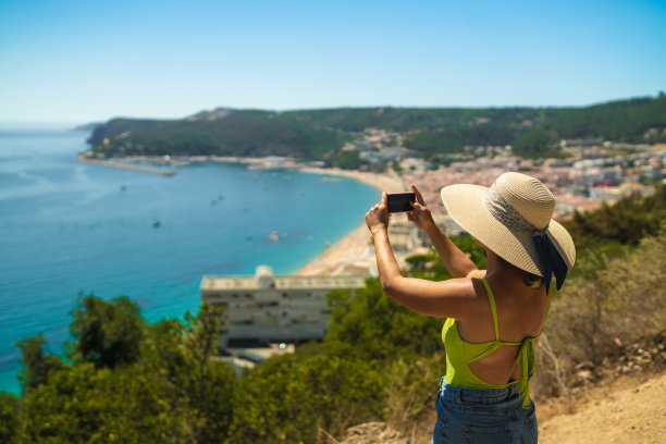 游客拍摄Sesimbra海滩图片下载