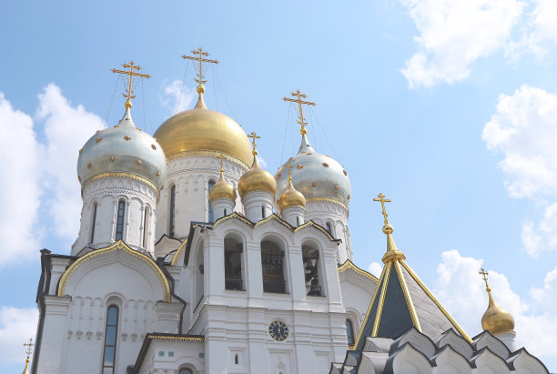 夏天的天空背景上扎卡耶夫斯基修道院的圆顶。俄罗斯东正教的概念。图片下载