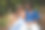 一对情侣坐在长椅上共度片刻，女友被男友的脸吓到了。图片下载
