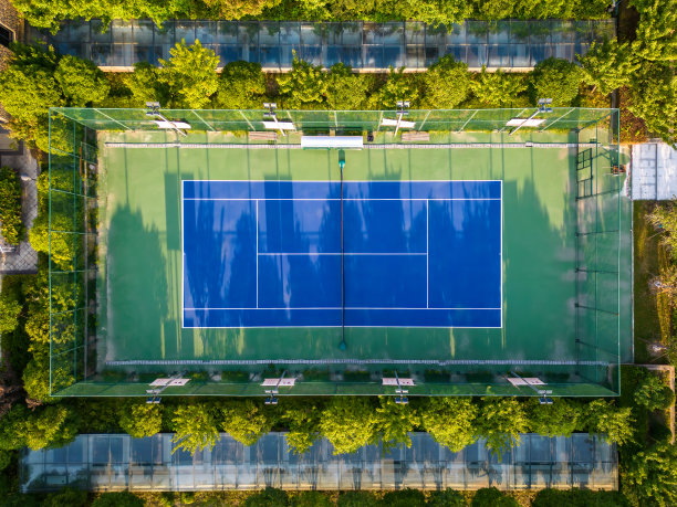 屋顶上网球场的航拍图片下载