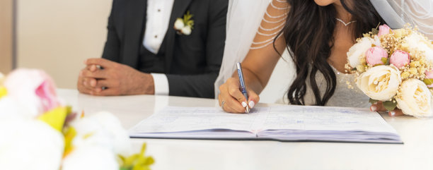 新娘和新郎在婚礼上签字图片下载