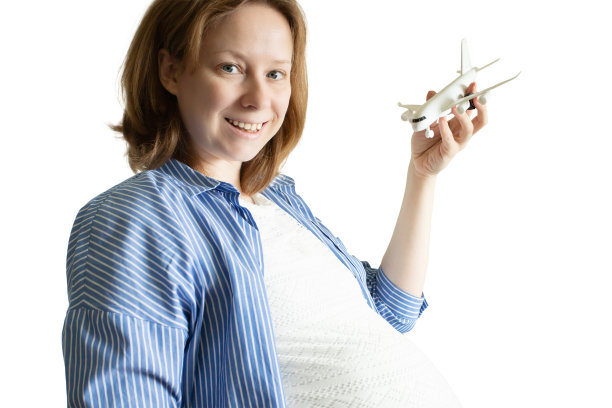 孕妇手里拿着飞机，机票，舒适的飞行，旅行，假期和节假日，孤立在一个白色的背景图片下载