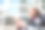 高兴的中国女子在城市用智能手机发短信图片下载