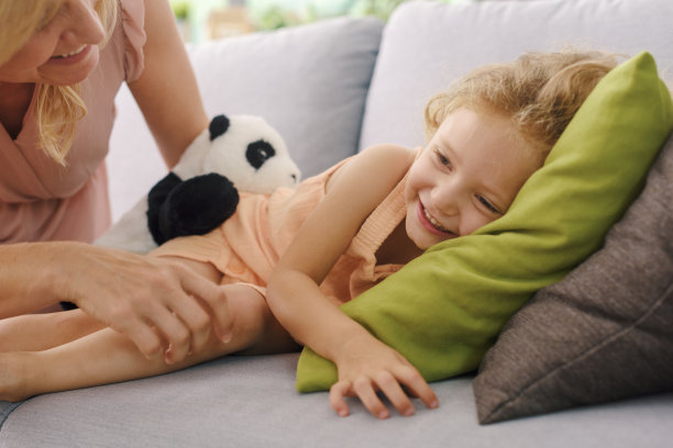 妈妈在家里陪女儿玩图片下载