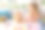 女孩和妈妈一起在家里画画图片下载