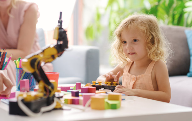 正在玩机械臂玩具的孩子图片下载