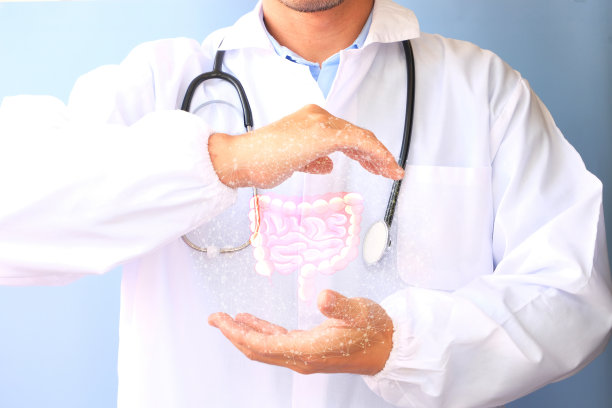 医生抱着虚拟肠道。手绘人体器官，保健医院服务理念，护理助理，实验室研发。医疗技术服务。图片下载