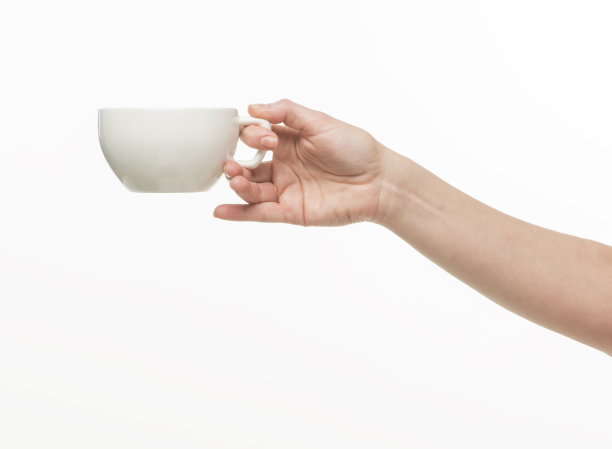 捧着杯子的手在白色背景上孤立图片下载