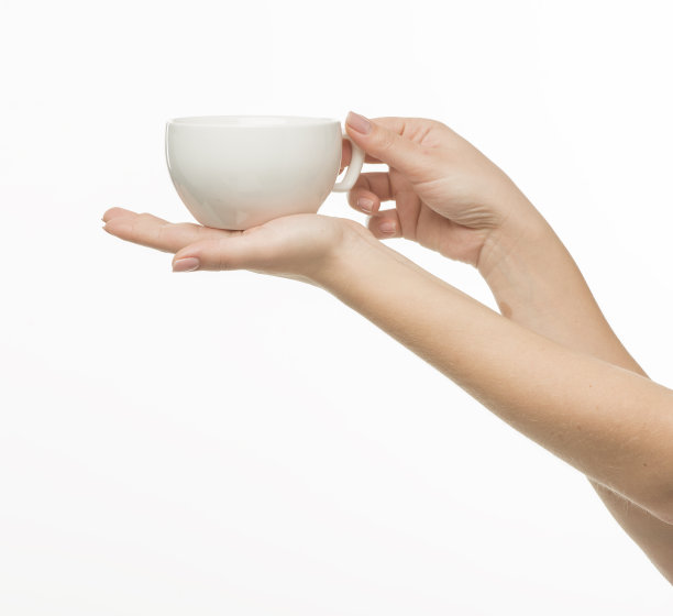 捧着杯子的手在白色背景上孤立图片下载