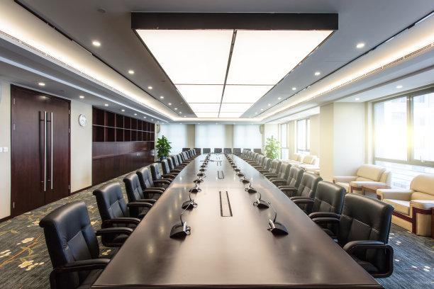 商务会议室配有大桌子和黑色椅子图片下载