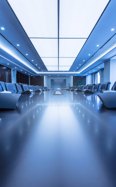 会议室设有椅子和对讲机系统图片下载