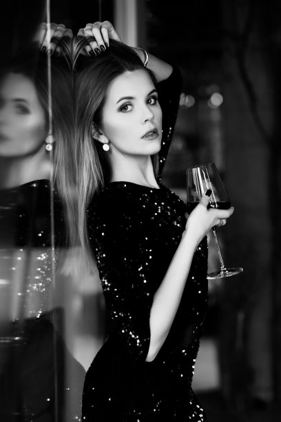 严重的奢侈的女人图片下载