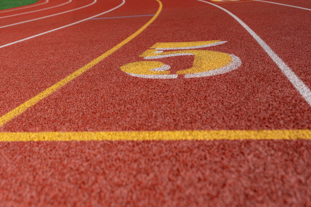 关闭5号车道，在新的红色跑道上，白色车道线和其他标记。图片下载