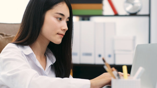 在家工作，亚洲女性在家用笔记本电脑工作，亚洲女性网上购物，快乐女孩通过互联网学习，学习在线教育，电子商务业务图片下载