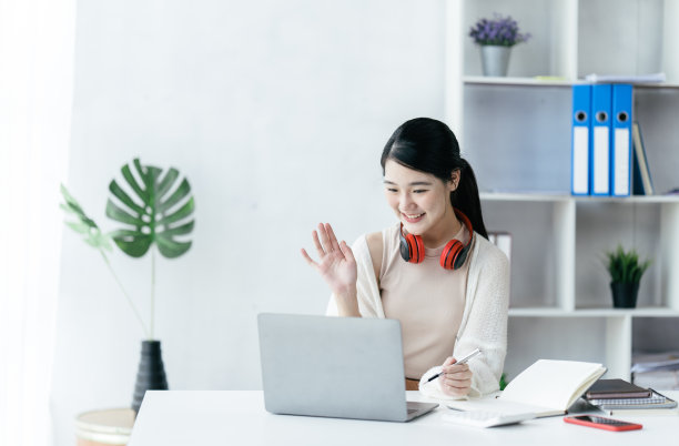 在线教育或自学概念。年轻的亚洲女孩做研究和发现从书籍和互联网在线。图片下载