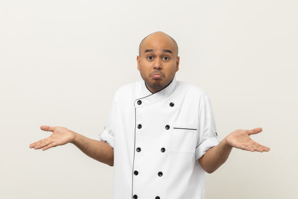 年轻帅气的亚洲男厨师穿着制服站在孤立的背景下。印度厨师职业厨师或面包师，厨房、餐厅和酒店的人。图片下载