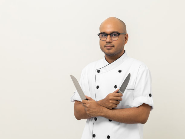 亚洲男厨师手持厨师刀在孤立的白色背景上的各种手势动作。厨师职业厨师或面包师在厨房、餐厅和酒店工作的人。图片下载