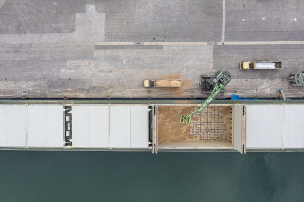 在商埠装载卡车。图片下载