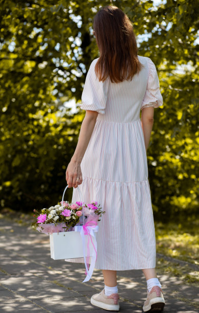 一个女孩手里拿着一束美丽的鲜花图片下载