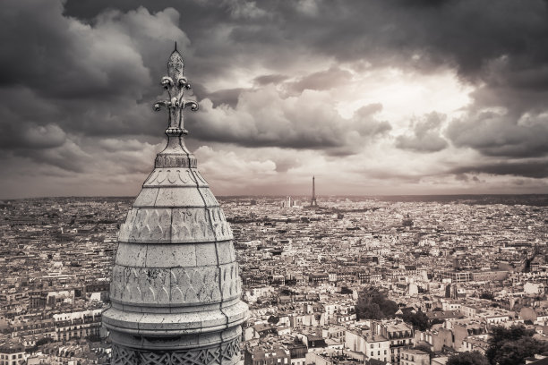 从法国蒙马特的圣库尔塔俯瞰巴黎，天空充满戏剧性图片下载