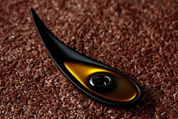 亚麻籽油装在黑色的小碗里。图片下载